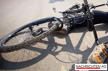 Schwer verletzt! Radfahrer in Delitzsch kollidiert mit Pkw – Zeugen gesucht!