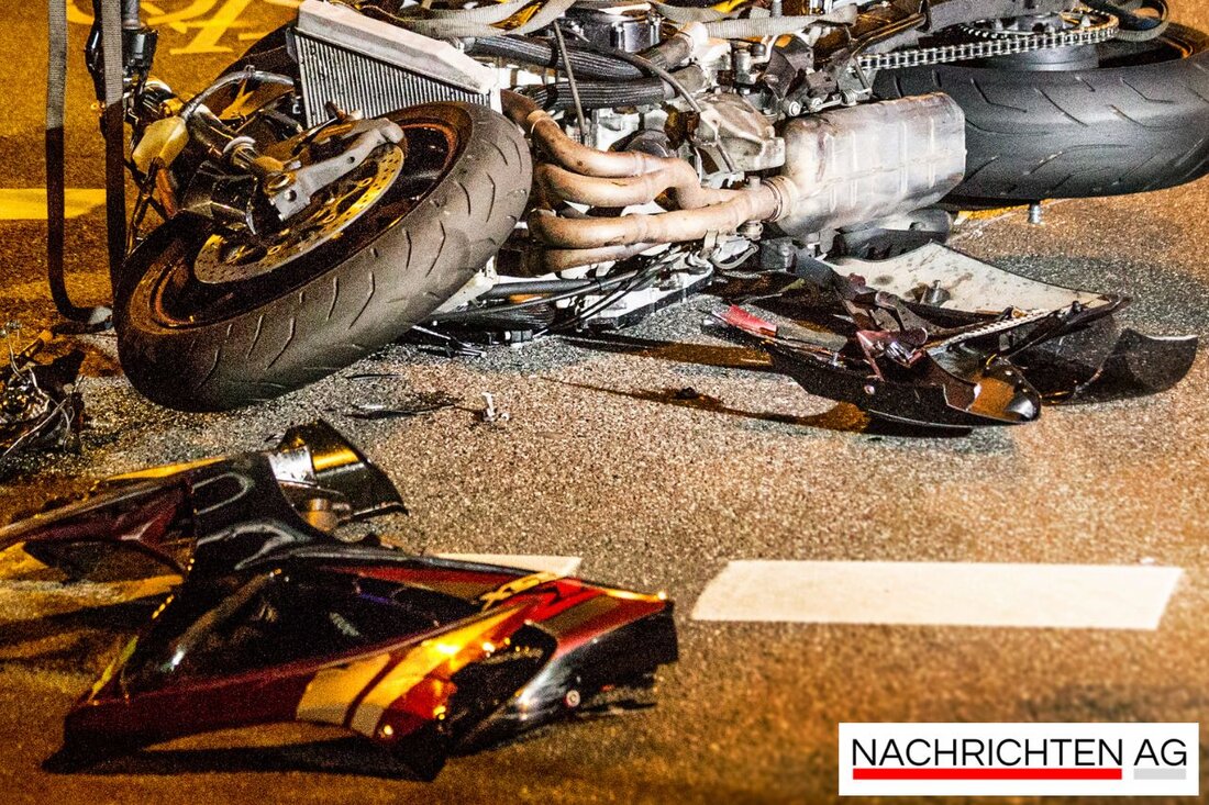 Ein 45-jähriger Motorradfahrer verunglückt bei Holzhausen. Er kontrolliert sein Fahrzeug nicht und stößt mit Auto zusammen. Leichte Verletzungen!