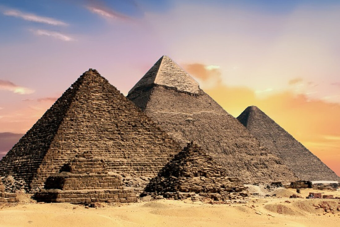 Entdecken Sie die faszinierende Geschichte, Architektur und Symbolik der Pyramiden Ägyptens sowie ihren Einfluss auf moderne Baukunst.