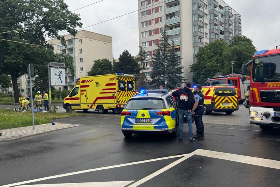 Tödlicher Verkehrsunfall in Dresden: Motorradfahrer verstirbt an der Einsatzstelle. Feuerwehr sichert die Unfallstelle und fährt Hilfsmaßnahmen.
