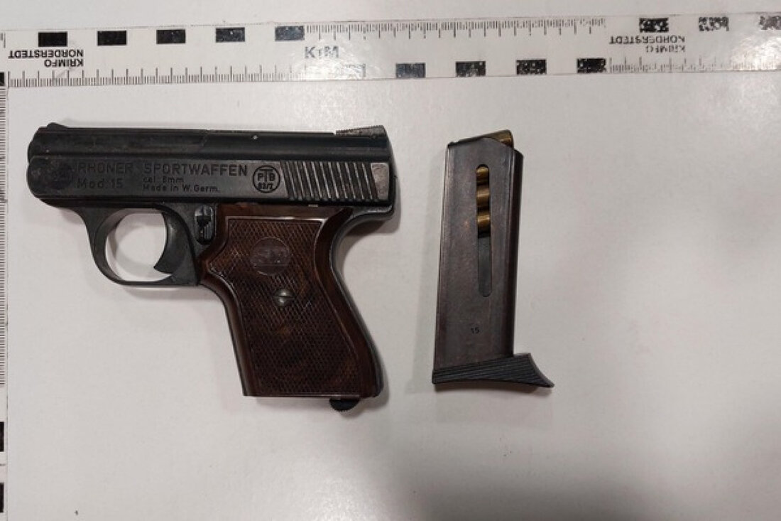 Bundespolizei stellt im Dresdner Hauptbahnhof eine Schreckschusspistole sicher. Frau ohne Waffenschein wird festgenommen.