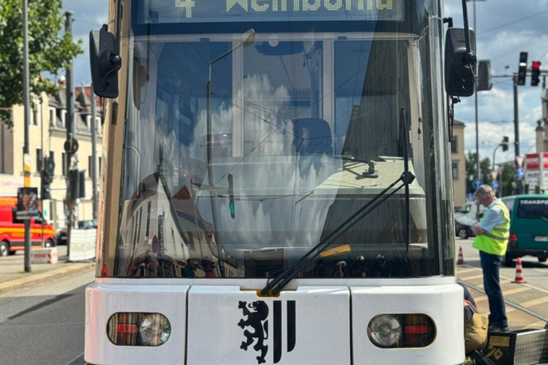 Einsatzkräfte der Feuerwehr Dresden bringen eine entgleiste Straßenbahn am Dreyßigplatz zurück ins Gleis. Verletzt wurde niemand.