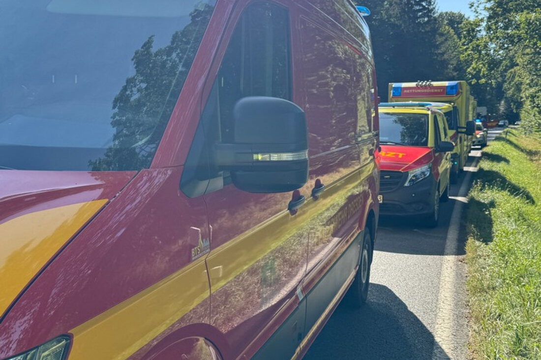 Feuerwehr und Rettungsdienst waren am 26. August 2025 zeitgleich in Dresdner Norden bei zwei Einsätzen gefordert. Ein schwerer Verkehrsunfall und ein Brandfall durch einen defekten Akku führten zu Verletzten und umfangreichen Rettungsmaßnahmen.