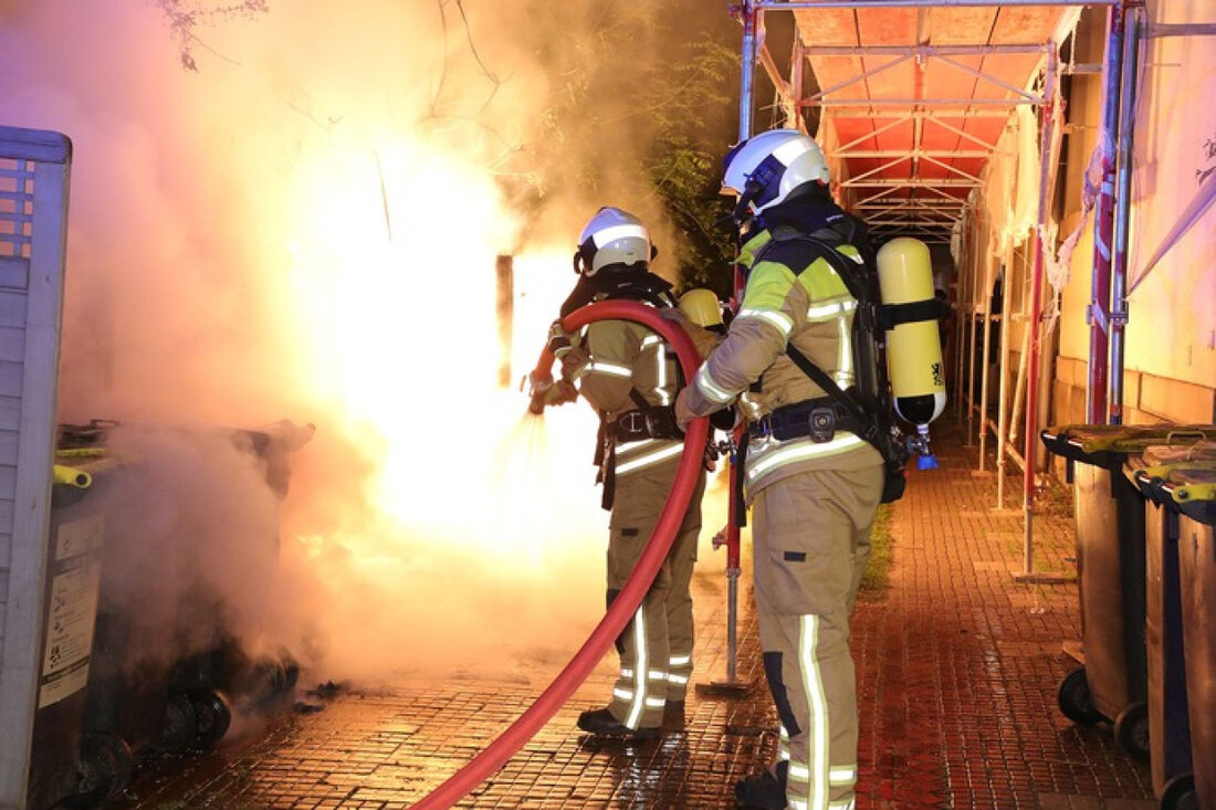 Die Feuerwehr Dresden war in der Nacht vom 1. Oktober 2025 mehrfach im Einsatz, um mehrere brennende Abfallbehälter im Stadtgebiet zu löschen. Drei Mülltonnen standen in Flammen, während ein weiterer Brand an einer Papiertonne gelöscht wurde. Schäden an Gebäuden blieben aus.