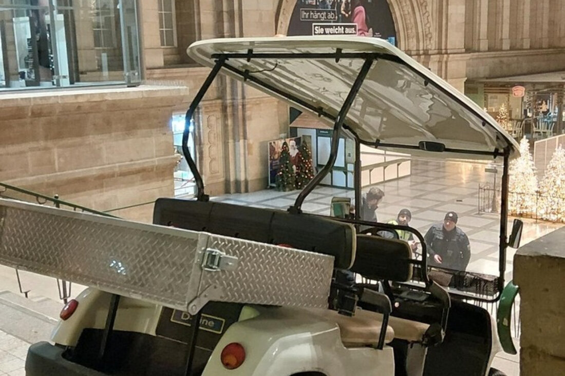 Am Samstagmorgen wurde die Bundespolizei am Leipziger Hauptbahnhof alarmiert, als ein Golf-Caddy ausgeliefert und beschädigt aufgefunden wurde. Eine Gruppe von vier alkoholisierten Männern steht im Verdacht, verantwortlich zu sein.
