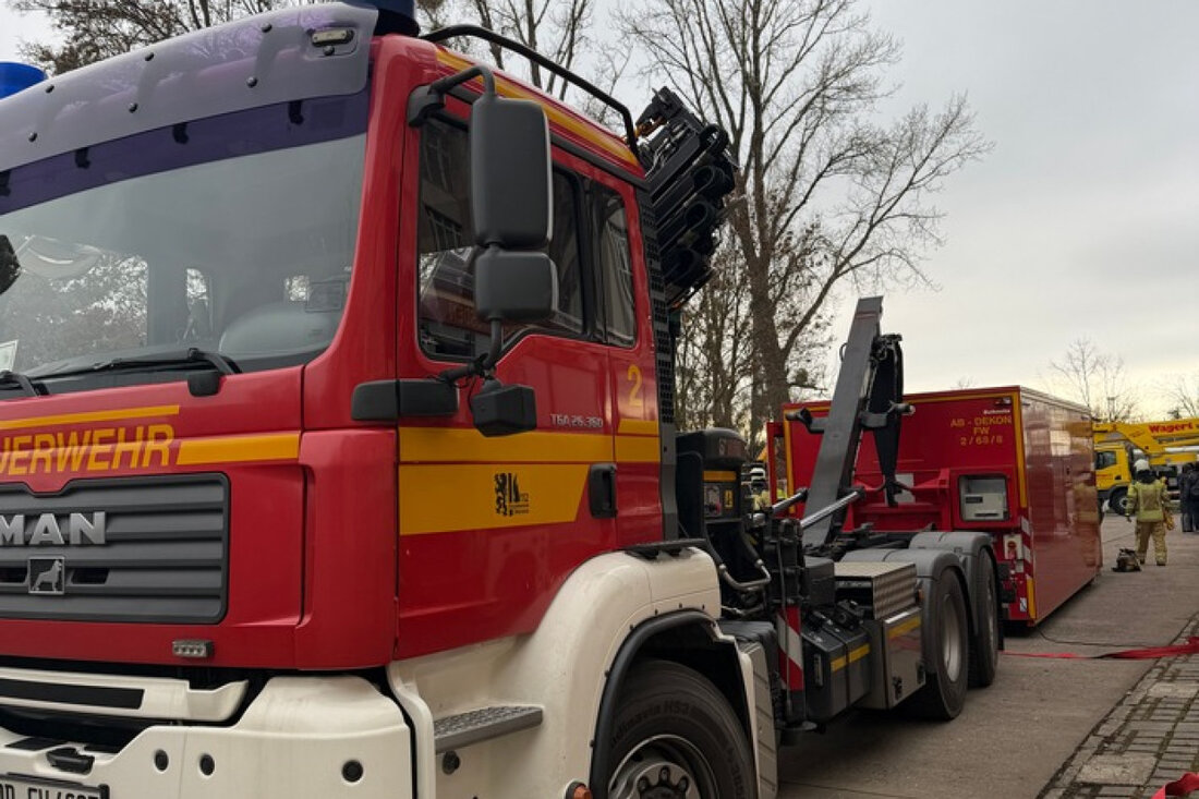 In Dresden trat ein Gefahrstoff in ein Labor aus, vier Personen wurden vorsorglich ins Krankenhaus gebracht. Ermittlungen laufen.