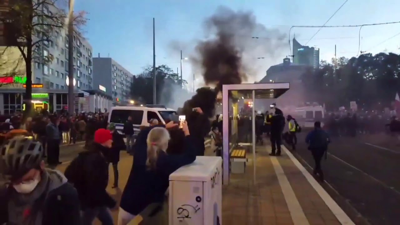Querdenker durchbrechen die Polizeisperre in Leipzig
