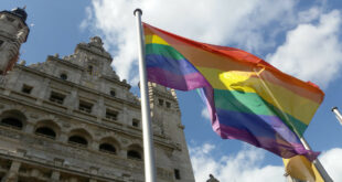 Hissen der Regenbogenflagge zum Internationalen Tag gegen Homo-, Inter- und Transfeindlichkeit