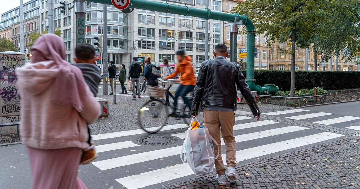 Neue Ringmarkierung: Stadt richtet erstmals Fußgängerüberweg auf Radfahrstreifen ein
