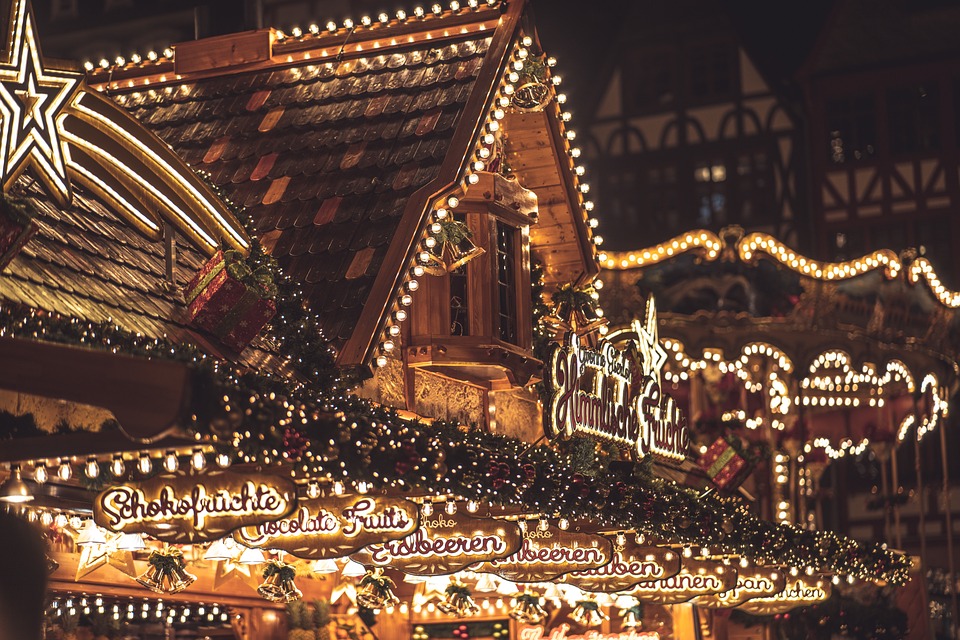 Weihnachtsmarkt auf dem Pfarrhof in Kohren-Sahlis: Im Schneegestöber werden die Verkaufsbuden aufgestellt