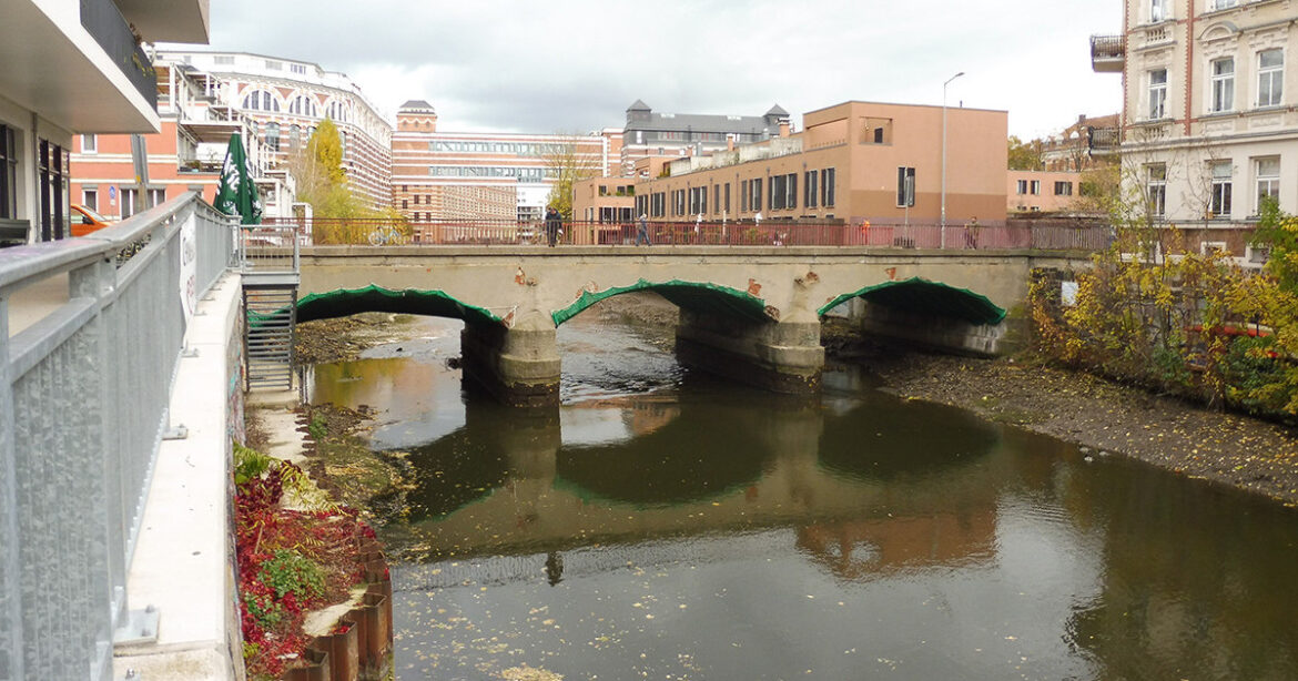 Montage der Stahlbögen: Ein wichtiger Schritt für die neue Karlbrücke