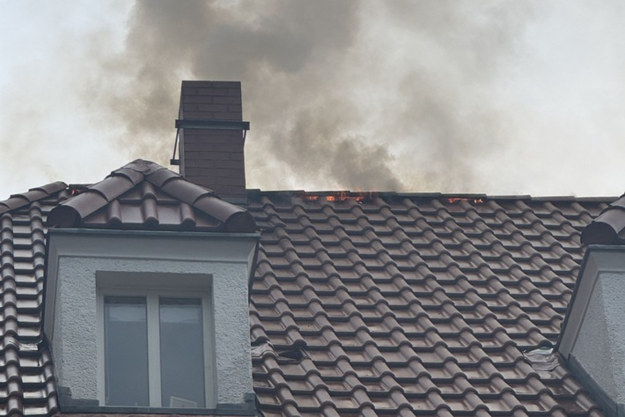 Blitzschlag löst spektakulären Dachstuhlbrand in Dresden aus!