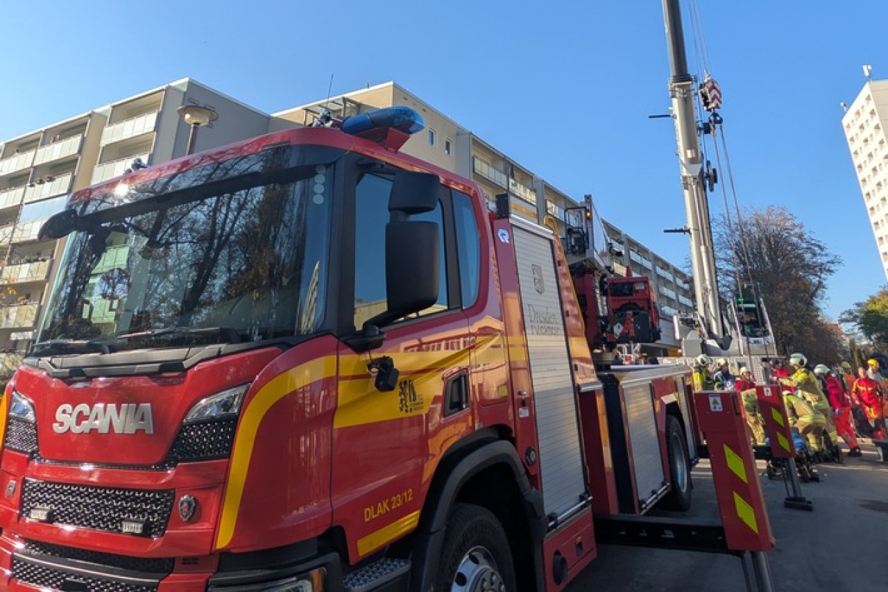 Dramatische Einsätze: Feuerwehr rettet Bauarbeiter und löscht Fahrzeugbrand!