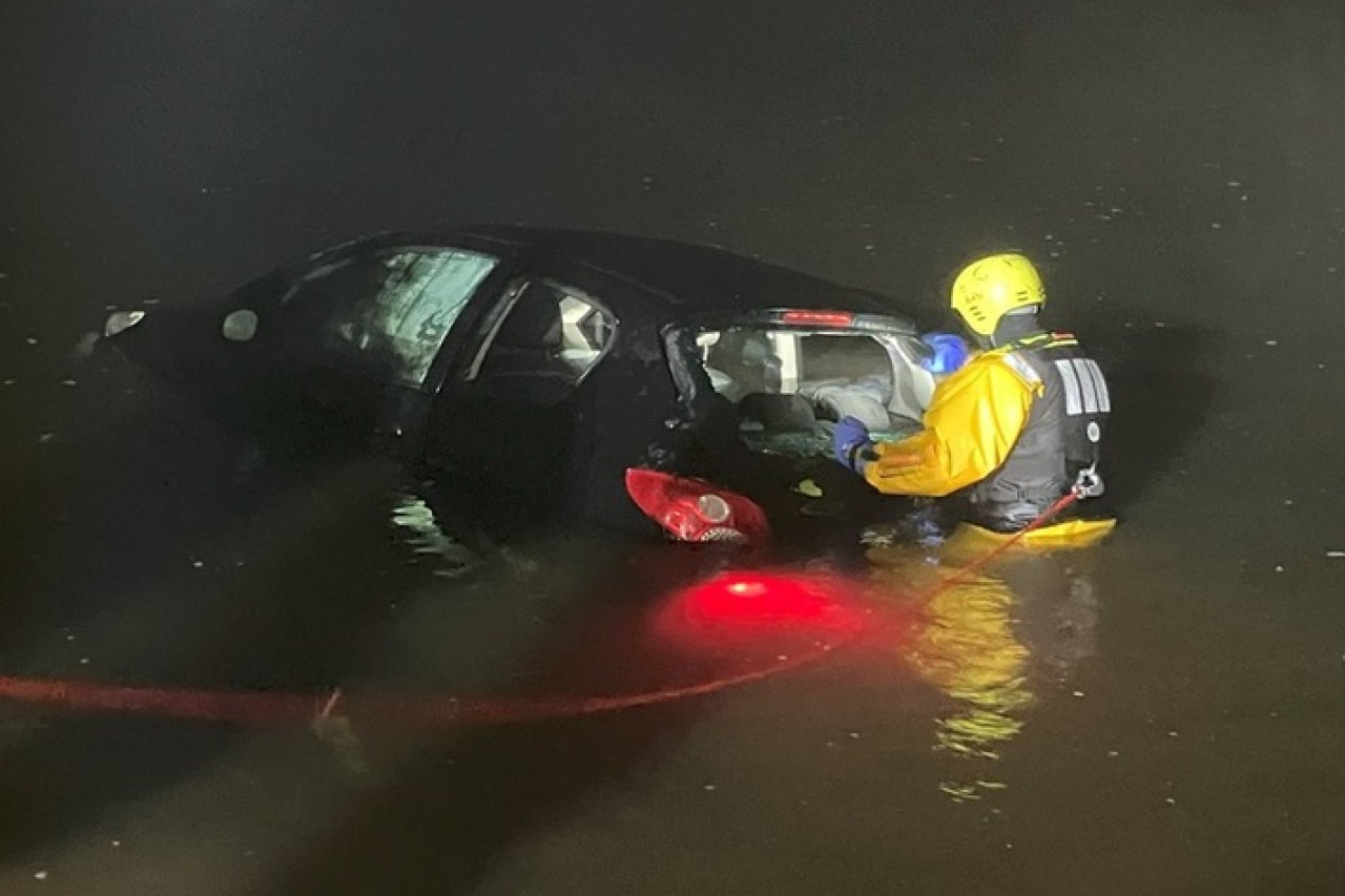 Retter in der Elbe: Mutige Passantinnen retten Fahrer vor Unterkühlung!