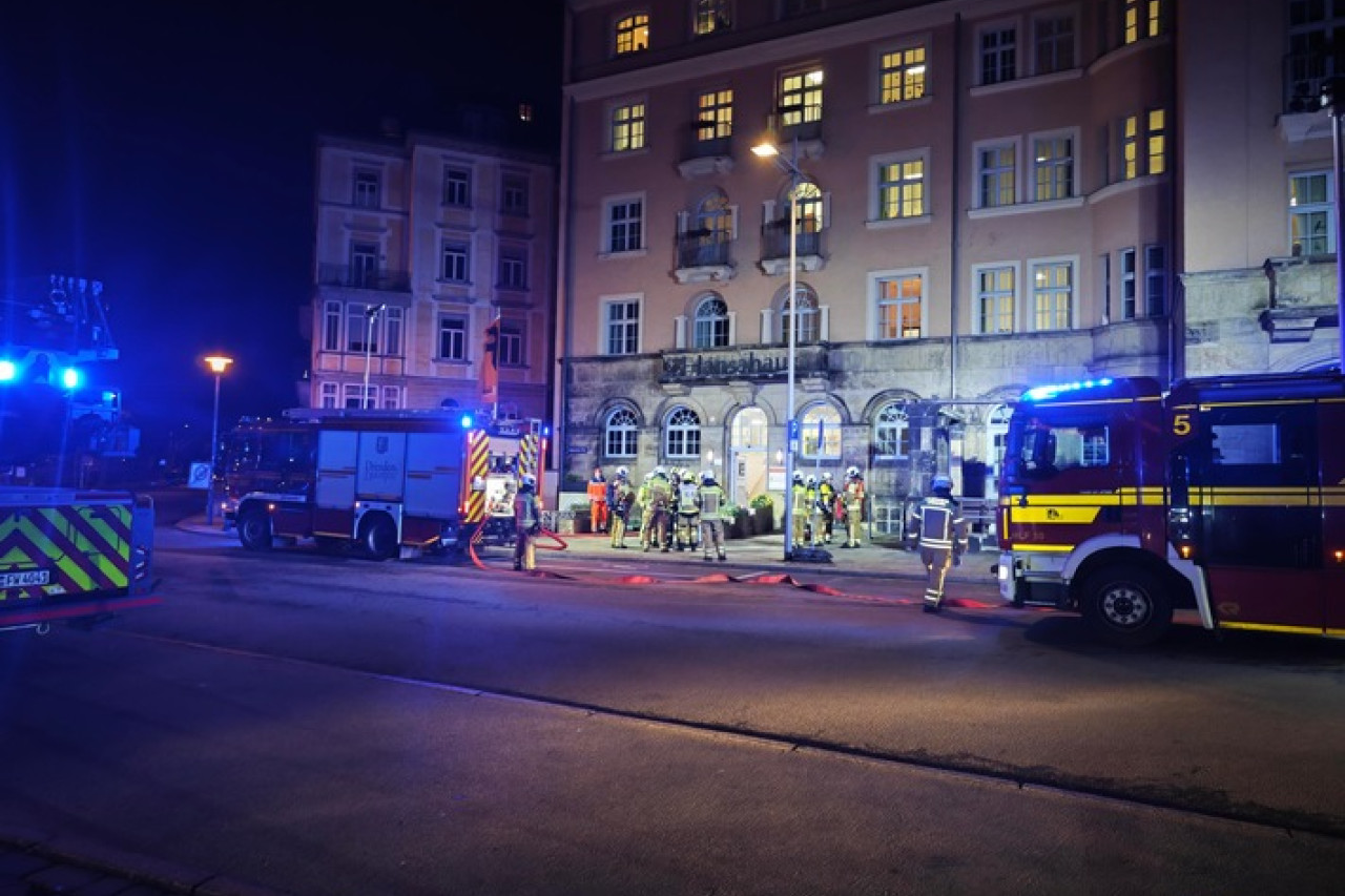 Großbrandgefahr in Pflegeheim: Feuerwehr rettet über 90 Bewohner!