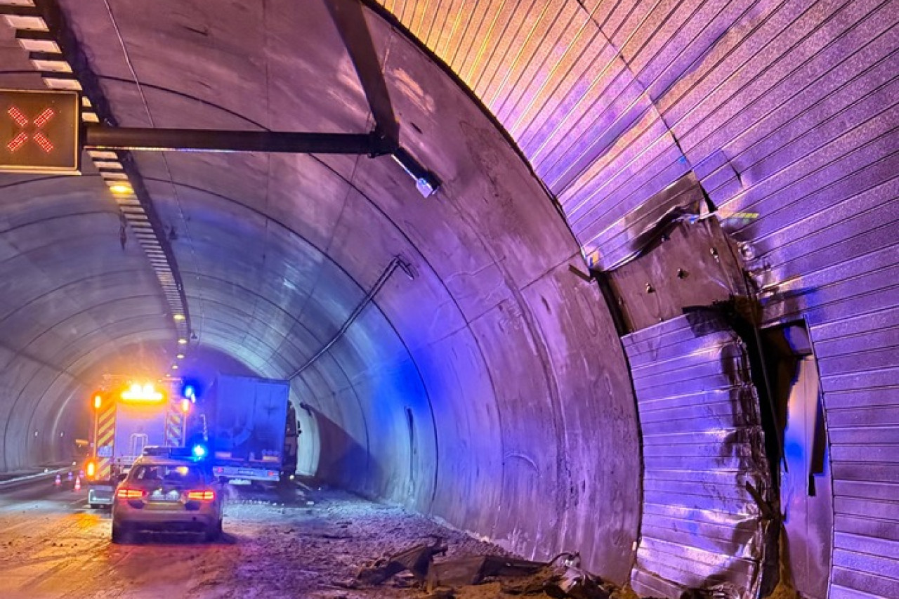 Dresdner Feuerwehr im Dauereinsatz: Kinderwagen-Brand und Lkw-Unfall!