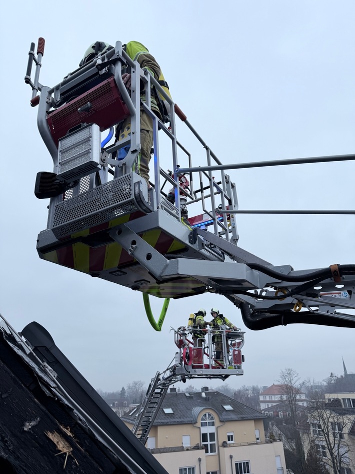 Drama in Blasewitz: Balkonbrand greift auf Dachstuhl über!