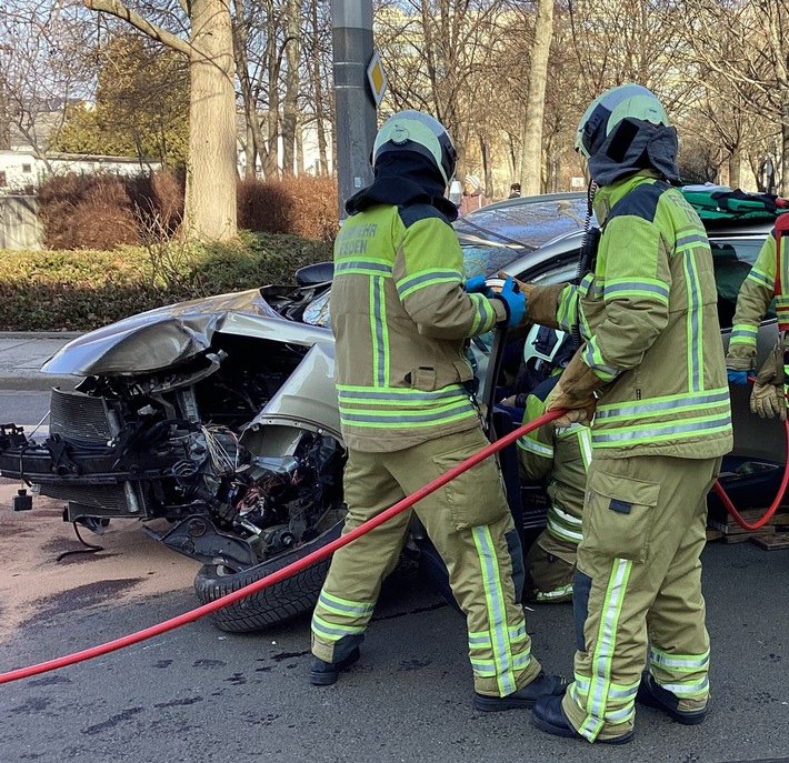 Dramatischer Einsatz: Feuerwehr befreit Fahrer nach schwerem Unfall in Striesen