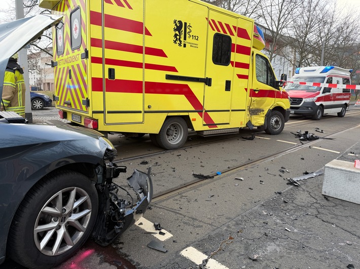Rettungswagen kracht mit PKW: Vier Verletzte bei Unfall in Dresden