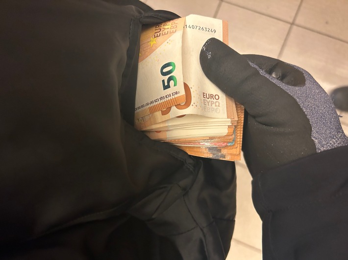 Zollkontrolle in Dresden: 105.000 Euro Bargeld bei Reisendem sichergestellt