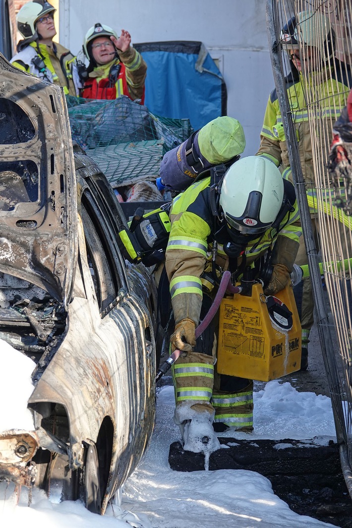 PKW-Brände in Dresden: Feuerwehr löscht Flammen im Handumdrehen!