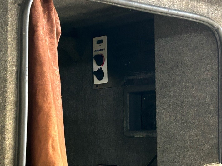 Zoll entdeckt 50.000 Zigaretten im Reisbus: Versteck unter der Klimaanlage!