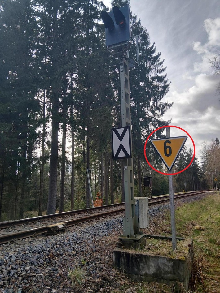 Bahnverkehr gefährdet: Signalschild zwischen Falkenstein gestohlen!