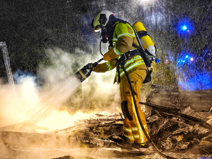 Großalarm in Dresden: Drama bei Verkehrsunfall und Gartenbrand!